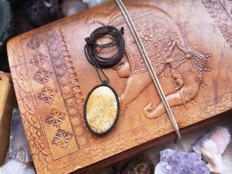 Fossil Kette Anhänger Macrame Makramee Macramee Crystal Natural Edelstein Heilung Geschenk Hippie Boho Heilstein Fossilized Fossiliert Braun von MarvelousMaCreations