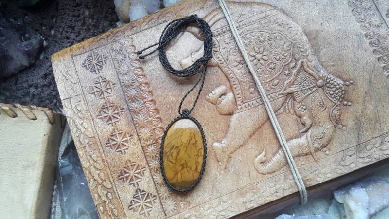 Gelbe Picasso Jaspis Kette Anhänger Macrame Makramee Macramee Crystal Cabochon Edelstein Geschenk Jasper Gelb Braun Stone Healing Yellow von MarvelousMaCreations