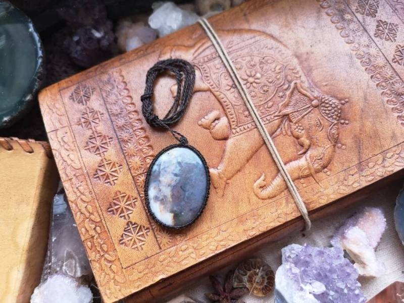 Große Moosachat Heilstein Kette Anhänger Macrame Makramee Macramee Crystal Moss Agate Brown Blue Edelstein Heilung Geschenk Hippie Wicca von MarvelousMaCreations
