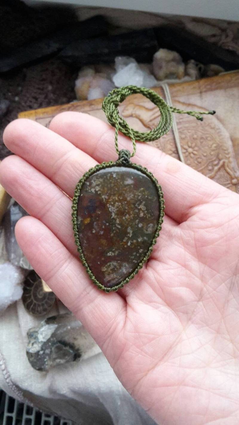 Große Moosachat Heilstein Kette Anhänger Macrame Makramee Macramee Crystal Moss Agate Brown Green Edelstein Heilung Geschenk Hippie Wicca von MarvelousMaCreations