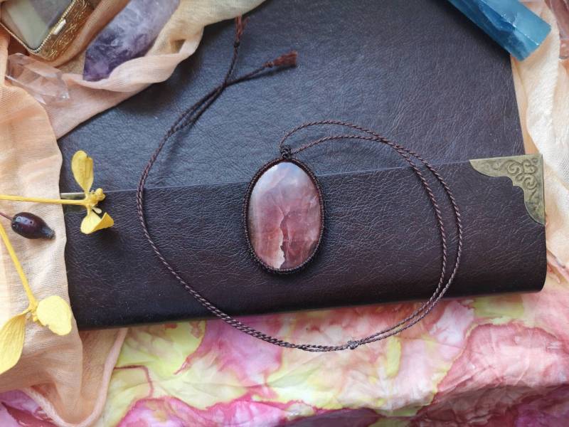 Große Quarz Heilstein Kette Anhänger Macrame Makramee Macramee Crystal Cabochon Cherry Quartz Edelstein Heilung Geschenk Hippie von MarvelousMaCreations