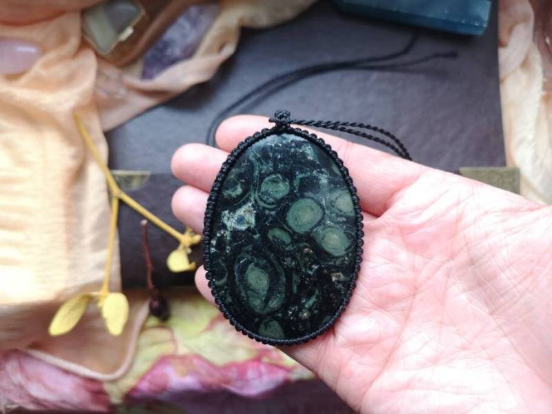Kambaba Stone Jasper Heilstein Kette Anhänger Macrame Makramee Macramee Crystal Edelstein Heilung Jaspis Green Black Universe Spirals Huge von MarvelousMaCreations