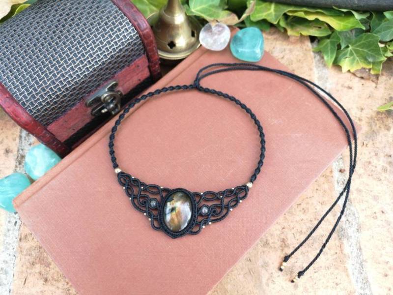 Kette Anhänger Collier Macrame Makramee Macramee Crystal Edelstein Heilstein Heilung Labradorit Labradorite Green Yellow Stone Black Cord von MarvelousMaCreations