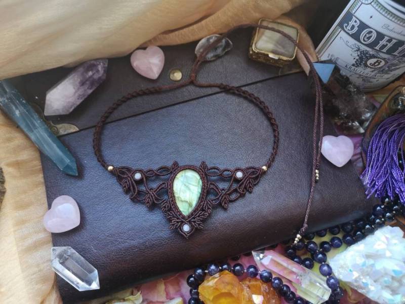 Kette Anhänger Collier Macrame Makramee Macramee Crystal Edelstein Heilstein Heilung Labradorit Labradorite Hippie Moon Stone Mondstein Boho von MarvelousMaCreations