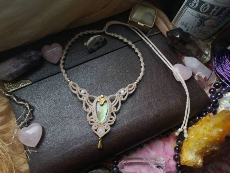 Kette Anhänger Collier Macrame Makramee Macramee Crystal Edelstein Heilstein Heilung Labradorit Labradorite Moon Stone Mondstein Mond von MarvelousMaCreations