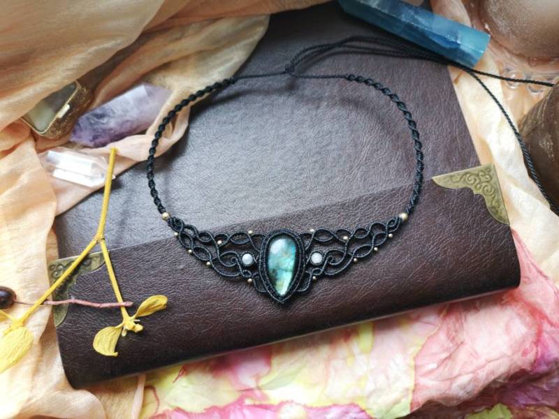 Kette Anhänger Collier Macrame Makramee Macramee Crystal Edelstein Heilstein Heilung Labradorit Moon Stone Labradorite Mondstein Grün Braun von MarvelousMaCreations