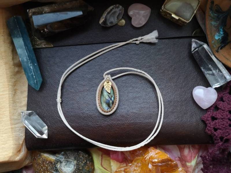 Labradorit Kette Anhänger Macrame Makramee Macramee Crystal Edelstein Heilstein Heilung Labradorite Boho Hippie Witchy Gift Mother Unisex von MarvelousMaCreations