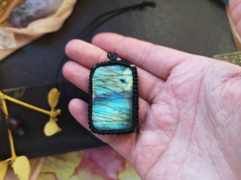 Labradorit Kette Anhänger Macrame Makramee Macramee Crystal Edelstein Heilstein Heilung Labradorite Boho Hippie Witchy Gift Mother Unisex von MarvelousMaCreations