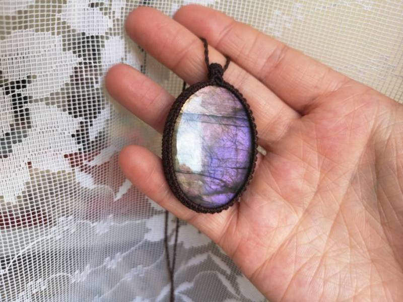 Labradorit Kette Anhänger Macrame Makramee Macramee Crystal Edelstein Heilstein Heilung Labradorite Hippie Witchy Gift Mother Big Purple von MarvelousMaCreations