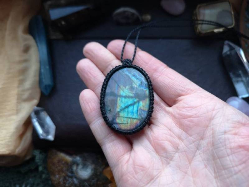 Labradorit Kette Anhänger Macrame Makramee Macramee Crystal Edelstein Heilstein Labradorite Hippie Gift Mother Unisex Purple Multicolor Pink von MarvelousMaCreations