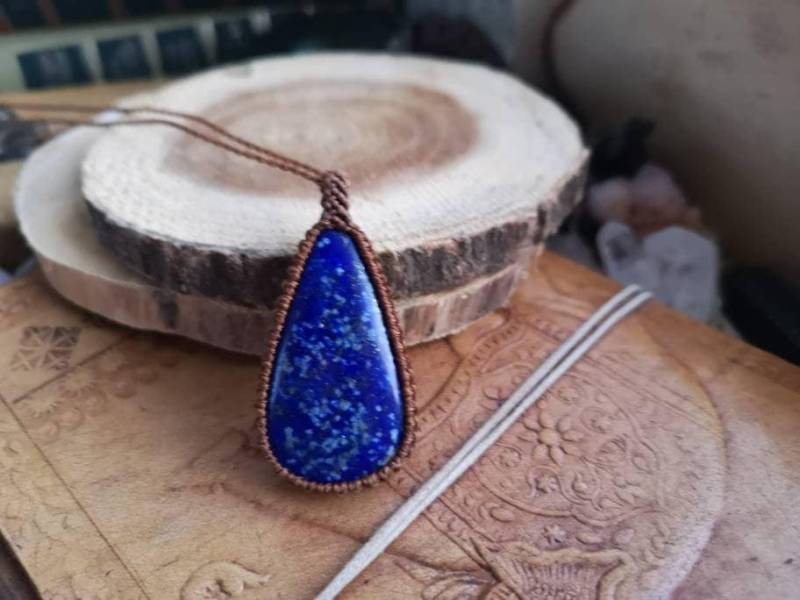 Lapislazuli Makramee Kette Anhänger Macrame Macramee Edelstein Heilstein Heilung Unisex Men Simple Hippie Boho Necklace Gift Lapis Lazuli von MarvelousMaCreations