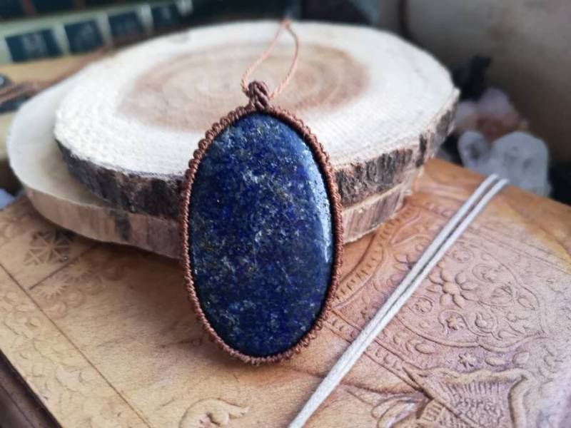 Lapislazuli Makramee Kette Anhänger Macrame Macramee Edelstein Heilstein Heilung Unisex Men Simple Hippie Boho Necklace Gift Lapis Lazuli von MarvelousMaCreations