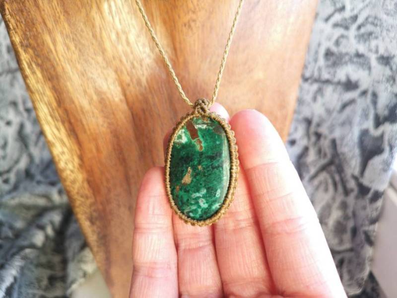 Malachit Heilstein Kette Anhänger Macrame Makramee Macramee Crystal Cabochon Malachite Green Natural Edelstein Heilung Geschenk Hippie Boho von MarvelousMaCreations