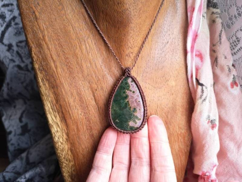 Ocean Ozean Jasper Jaspis Heilstein Kette Anhänger Macrame Makramee Macramee Crystal Natural Edelstein Heilung Geschenk Hippie Pink Green von MarvelousMaCreations