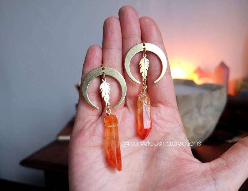 Ohrringe Ohrhänger Earrings Brass Messing Gold Hippie Witchy Magical Angel Aura Quarz Quartz Crystal Point Moon Orange Star Sun Feather von MarvelousMaCreations