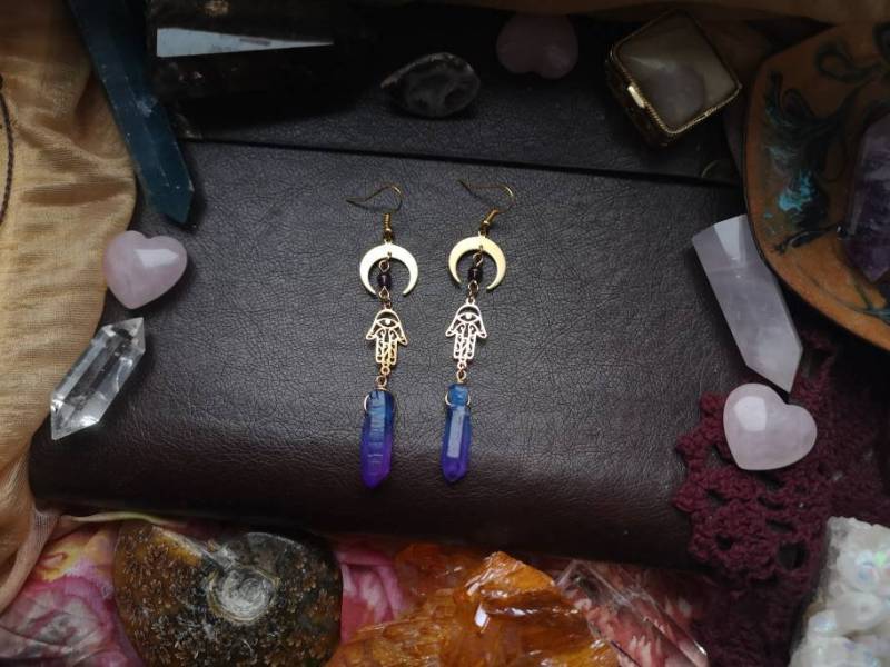 Ohrringe Ohrhänger Earrings Brass Messing Golden Color Hippie Witchy Magical Angel Aura Quarz Quartz Crystal Hamsa Hand Der Fatima Amethyst von MarvelousMaCreations