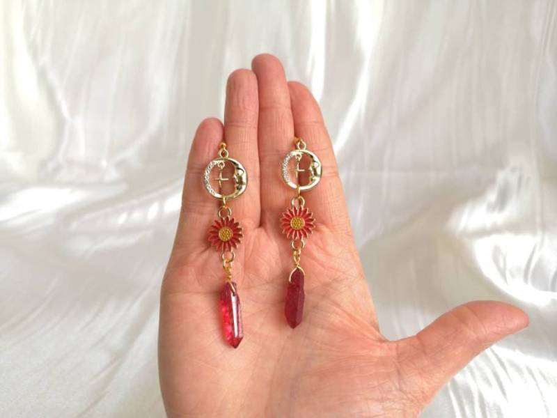 Ohrringe Ohrhänger Earrings Geschenk Brass Messing Gold Hippie Witchy Sun Magical Red Colored Quarz Quartz Sunflower Daisy Moon Star Stars von MarvelousMaCreations