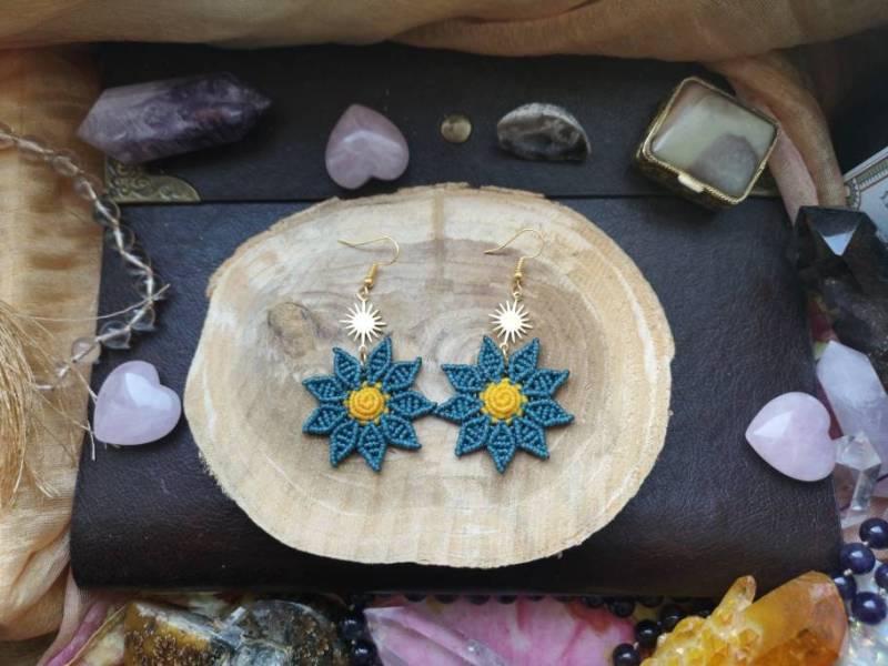 Ohrringe Ohrhänger Earrings Macrame Makramee Macramee Nature Boho Sun Geschenk Geburtstag Sunflower Summer Vibes Blume Blue Yellow Flower von MarvelousMaCreations