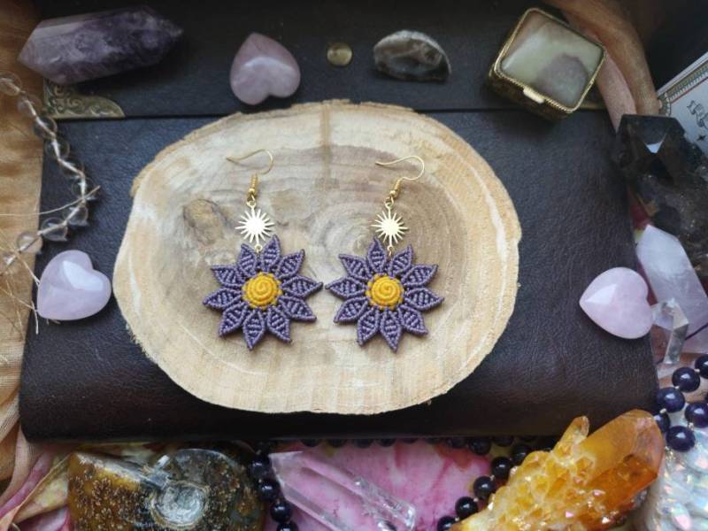 Ohrringe Ohrhänger Earrings Macrame Makramee Macramee Nature Boho Sun Geschenk Geburtstag Sunflower Summer Vibes Blume Violet Yellow Flower von MarvelousMaCreations