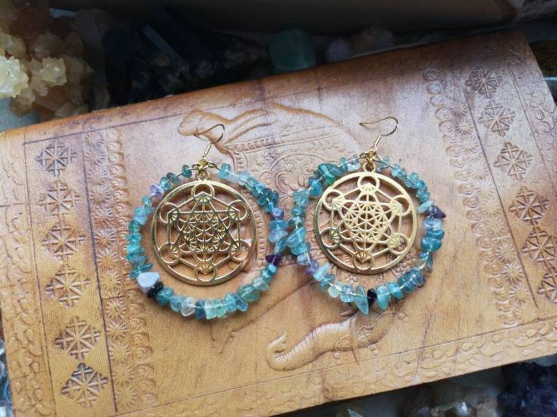 Ohrringe Ohrhänger Hanging Crystal Hoop Earrings Brass Messing Gold Witchy Crystals Fluorite Fluorit Flower Of Life Merkaba Sacred Geometry von MarvelousMaCreations