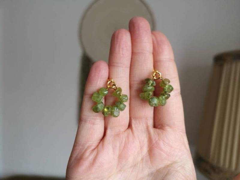 Ohrringe Ohrhänger Hanging Crystal Hoop Earrings Brass Messing Gold Witchy Wicca Crystals Peridot Gemstone Green Dainty Earring Birthstone von MarvelousMaCreations