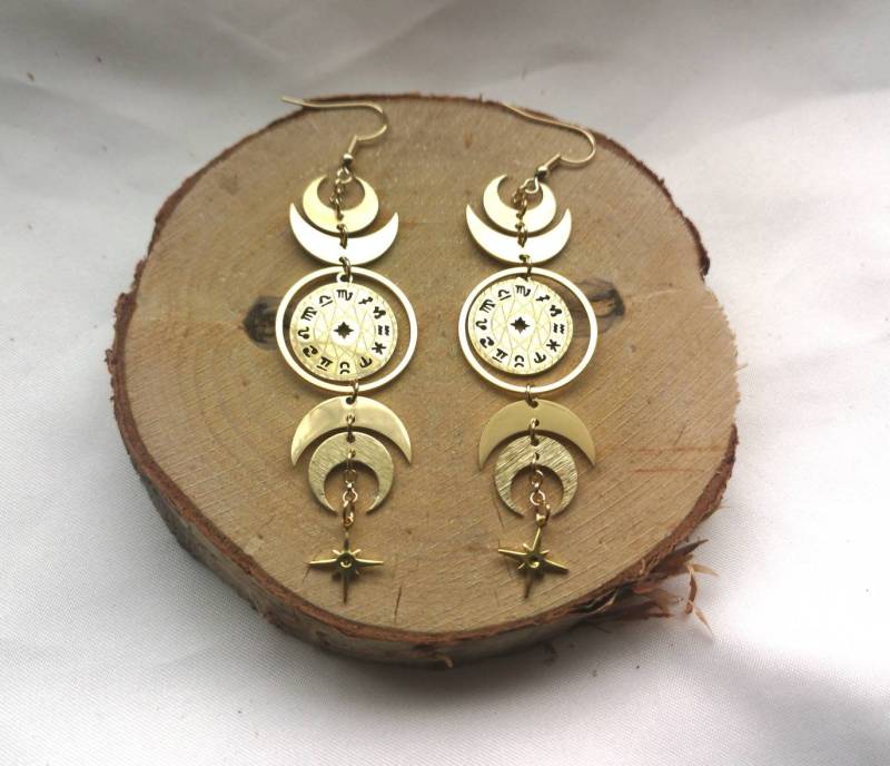 Ohrringe Ohrhänger Hanging Earrings Brass Messing Gold Golden Earring Jewelry Phases Of The Moon Phase Astrology Zodiac Signs Celestial Star von MarvelousMaCreations