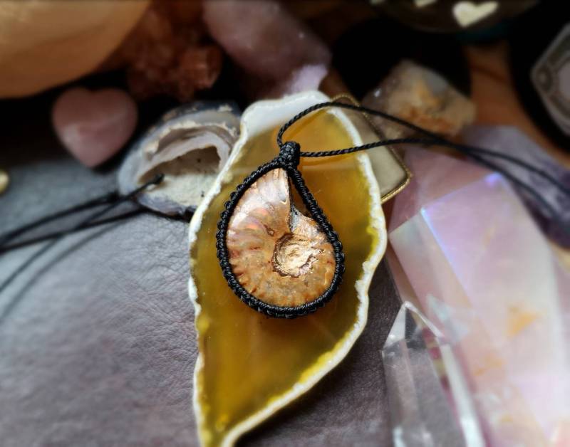 Opalized Ammonit Ammonite Fossil Kette Anhänger Macrame Makramee Macramee Crystal Natural Edelstein Hippie Heilstein Pendant Opalisiert von MarvelousMaCreations