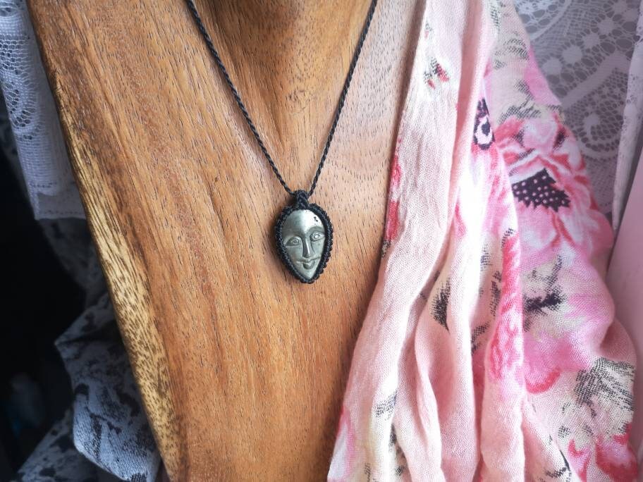 Pyrit Pyrite Apache Gold Apachengold Pyritachat Kette Anhänger Macrame Makramee Macramee Crystal Natural Edelstein Geschenk Hippie Heilstein Pyrit Pyrite Apache Gold Apachengold Pyritachat Kette Anhänger Macrame Makramee Macramee Crystal Natural Edelstein Geschenk Hippie Heilstein von MarvelousMaCreations