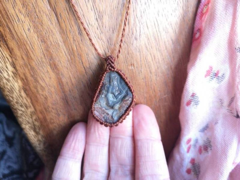 Raw Crazy Lace Achat Agate Heilstein Kette Anhänger Macrame Makramee Macramee Crystal Natural Edelstein Geburtstag Geschenk Hippie Boho von MarvelousMaCreations