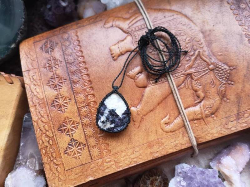 Raw Lepidolit Violet Stone Kette Anhänger Macrame Makramee Macramee Crystal Natural Edelstein Rohstein Geschenk Hippie Lepidolite Heilstein von MarvelousMaCreations