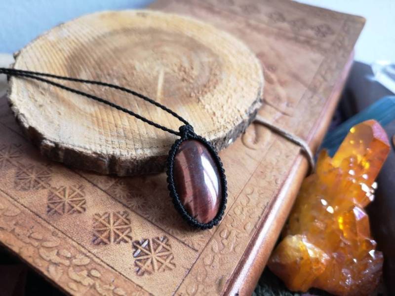 Red Tigers Eye Tigerauge Rot Heilstein Kette Anhänger Macrame Makramee Macramee Crystal Cabochon Edelstein Heilung Geschenk Heilsteinkette von MarvelousMaCreations