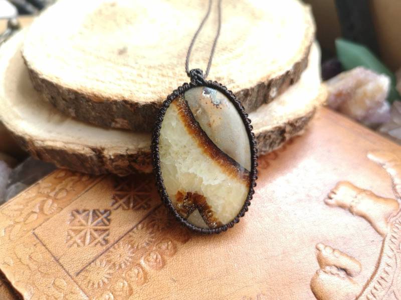 Septarian Drachen Stein Heilstein Kette Anhänger Macrame Makramee Macramee Crystal Braun Gelb Natural Edelstein Heilung Geschenk Hippie Boho von MarvelousMaCreations