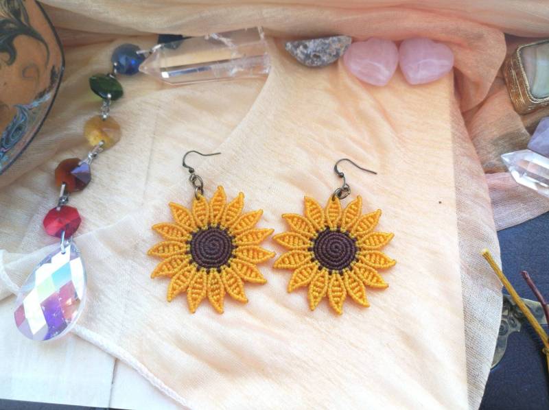 Sonnenblume Ohrringe Ohrhänger Earrings Macrame Makramee Macramee Nature Boho Wicca Geschenk Geburtstag Sunflower Summer Vibes Gänseblümchen von MarvelousMaCreations