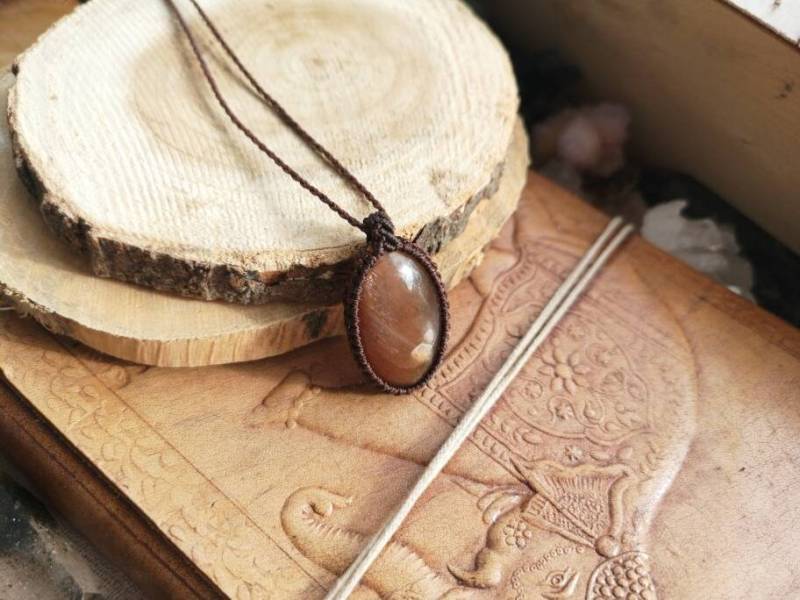 Sun Stone Sunstone Sonnenstein Heilstein Kette Anhänger Macrame Makramee Macramee Crystal Natural Edelstein Heilung Geschenk Hippie Boho von MarvelousMaCreations