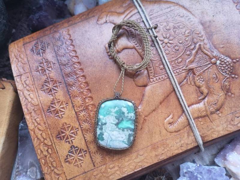 Variscit Variscite Kette Anhänger Macrame Makramee Macramee Cabochon Heilung Geschenk Hippie Boho Green Grew Light Heilsteinkette Wicca von MarvelousMaCreations