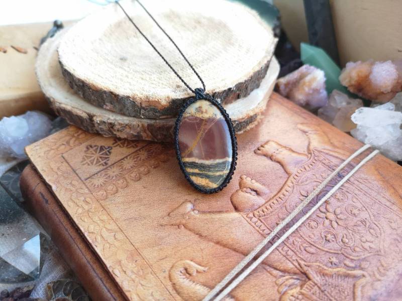Zebra Jasper Jaspis Heilstein Kette Anhänger Macrame Makramee Macramee Crystal Natural Edelstein Heilung Geschenk Hippie Boho Wicca Witchy von MarvelousMaCreations