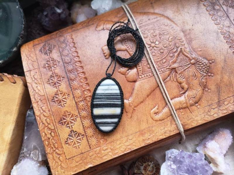 Zebra Jasper Jaspis Heilstein Kette Anhänger Macrame Makramee Macramee Crystal Natural Edelstein Heilung Geschenk Hippie Boho Wicca Witchy von MarvelousMaCreations
