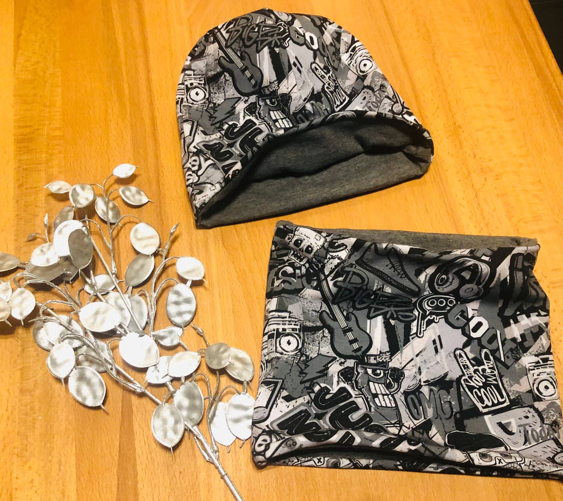 Beanie Mütze Loop Schal Set Comic Cool Junge Baby Winter Fleece Warm von MaryDukeDesign