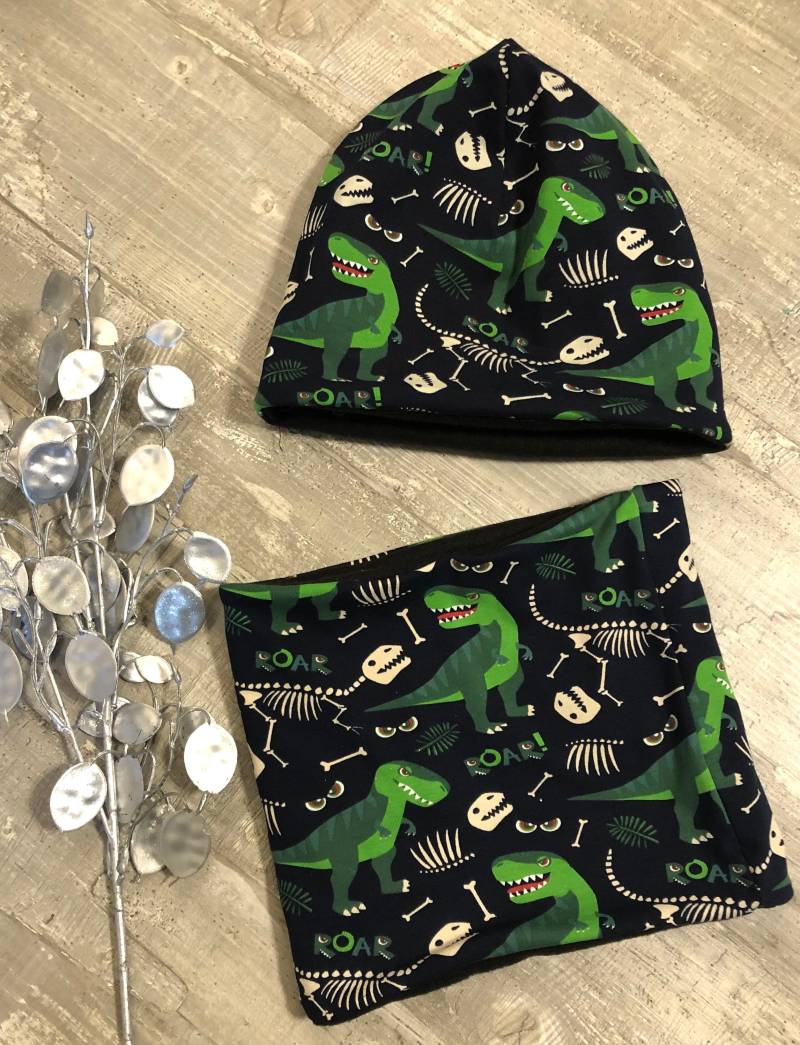 Beanie Mütze Loop Schal Set Dino Dinosaurier Junge Baby Fleece Winter von MaryDukeDesign