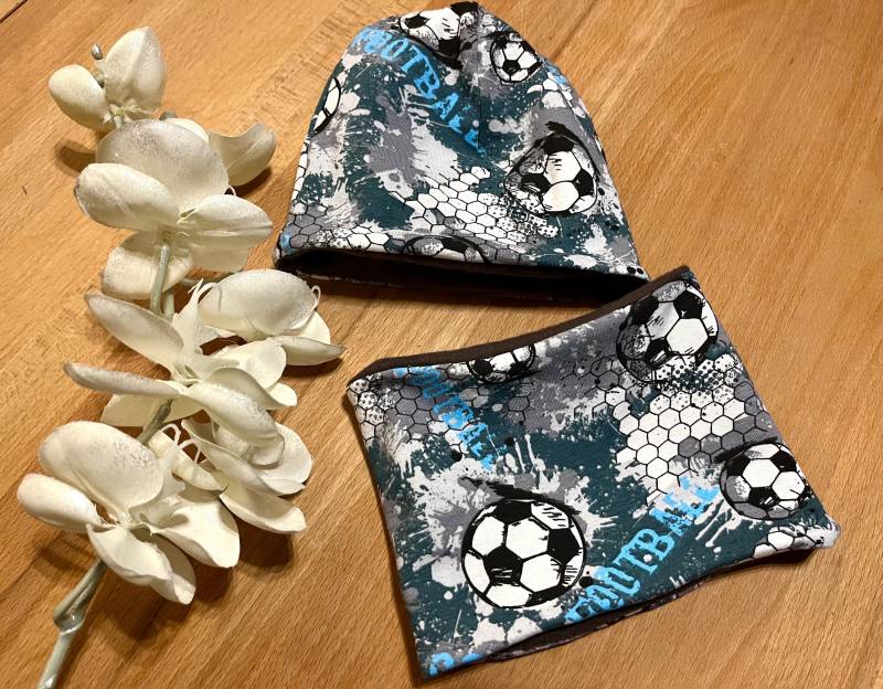 Beanie Mütze Loop Schal Set Fußball Soccer Junge Kinder Herbst Winter Gefüttert Fleece von MaryDukeDesign