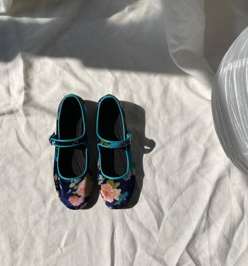 Blaue Blumen Samt Mary Jane Schuhe - Damen Janes Vintage Handgemachte Wohnungen von MaryJaneTbilisi
