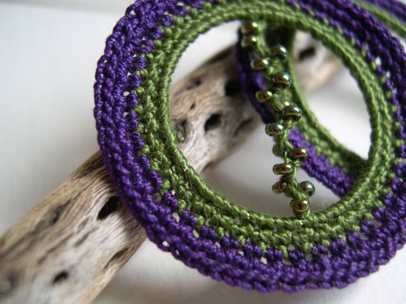 Gehäkelte Ohrringe - Grüne Und Violette Spitzenohrringe Creolen Geschenk Freundin Große Boho Style Gehäkelte Ohrringe - Grüne Und Violette Spitzenohrringe Creolen Geschenk Freundin Große Boho Style von MaryKCreation