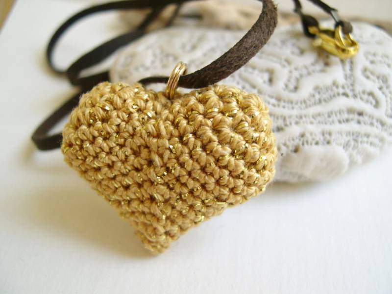 Goldene Herz Anhänger Halskette - Charm Freundin Geschenk Muttertagsgeschenk Valentinstag Gehäkeltes Goldene Herz Anhänger Halskette - Charm Freundin Geschenk Muttertagsgeschenk Valentinstag Gehäkeltes von MaryKCreation