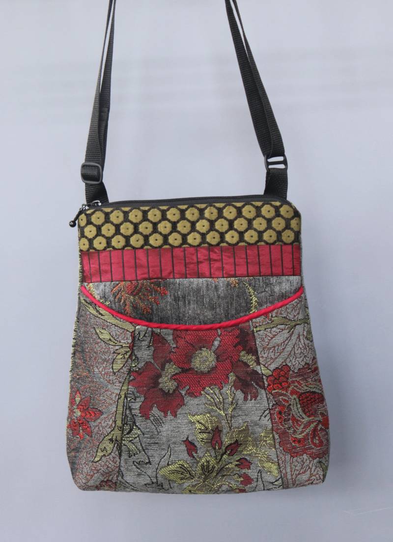 Schiefer Wandteppich Verstellbare Tasche in Rot Und Grau Floral Jacquard Polster Stoff Groß Schiefer Wandteppich Verstellbare Tasche in Rot Und Grau Floral Jacquard Polster Stoff Groß von MaryLynnOSheaStudios