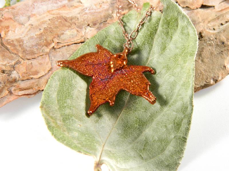 Kleine Ahornblatt Anhänger Halskette Mit Kurzer Kette, Kupfer Blatt Elektrogeformt von MaryMorrisJewelry