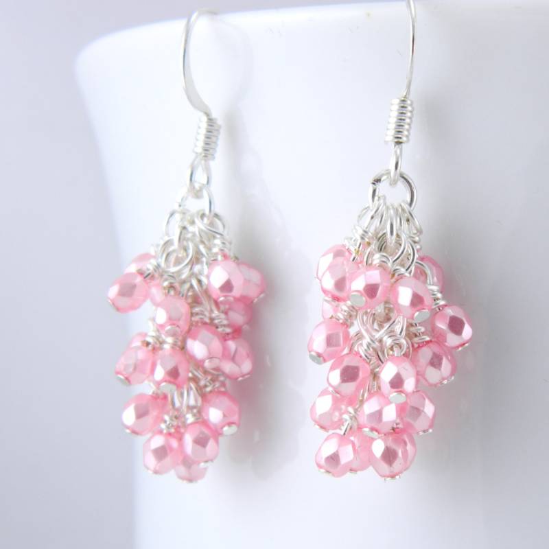 Perle Rosa Cluster Ohrringe, Baumeln Chirurgenstahl Ohrringe von MaryMorrisJewelry