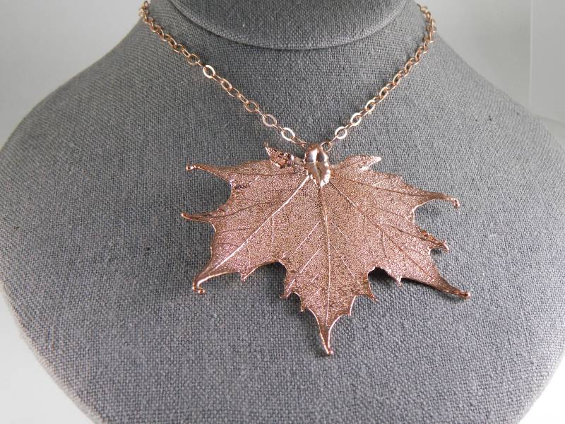 Rose Gold Maple Leaf Halskette, 30-Zoll-Kette, Electrogeformtes Ahornblatt von MaryMorrisJewelry