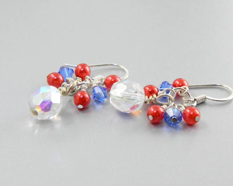 Rote Und Blaue Cluster Ohrringe Auf Chirurgenstahl von MaryMorrisJewelry