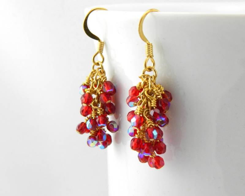 Schillernde Rubin Glas Ohrringe Vergoldeter Chirurgenstahl von MaryMorrisJewelry