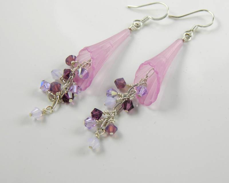 Violette Lucite Trompetenblumen Ohrringe von MaryMorrisJewelry